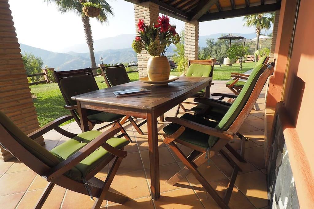 Villa El Pino: With Private Pool Sayalonga Zewnętrze zdjęcie
